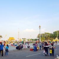 Sunday crowd between the river and the Presidential Palace.