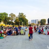 Sunday crowd between the river and the Presidential Palace.