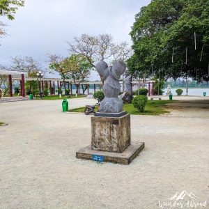 Ambiguous sculpture in Hue