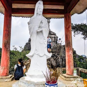 Statue on top of the Hang Múa mountain
