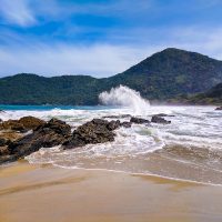 Praia do Meio: impressive waves!